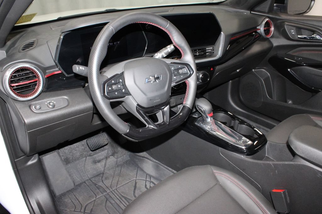 Used 2024 Chevrolet Trax RS w/ Sunroof Package FWD image 24