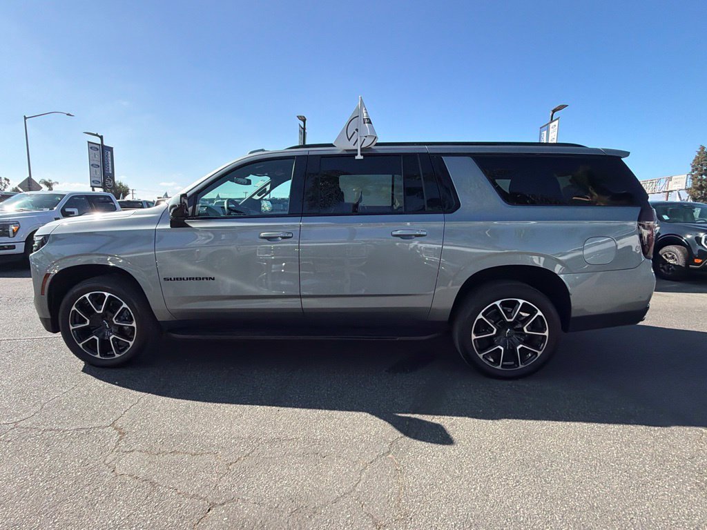 Used 2026 Chevrolet Suburban RST RWD image 7