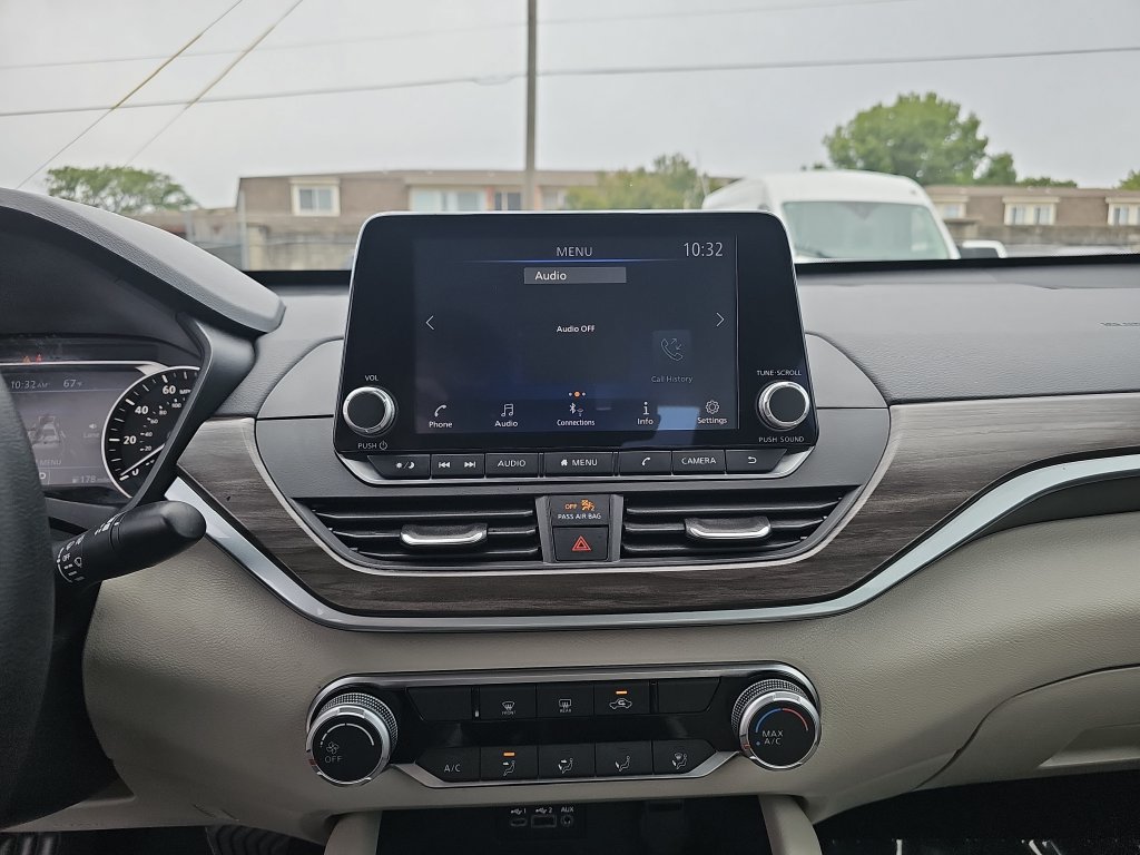 Used 2025 Nissan Altima 2.5 SV FWD image 19