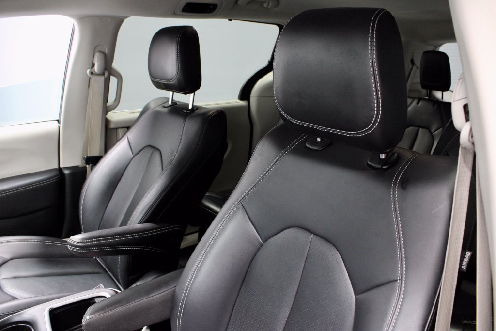 Used 2024 Chrysler Pacifica Touring-L FWD image 27