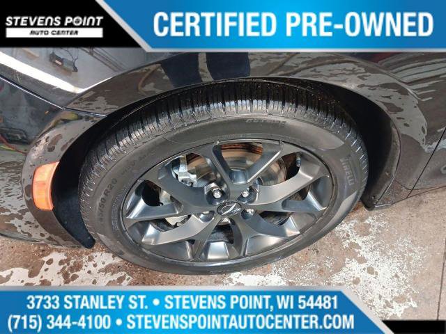 Used 2025 Chrysler Pacifica Limited image 11