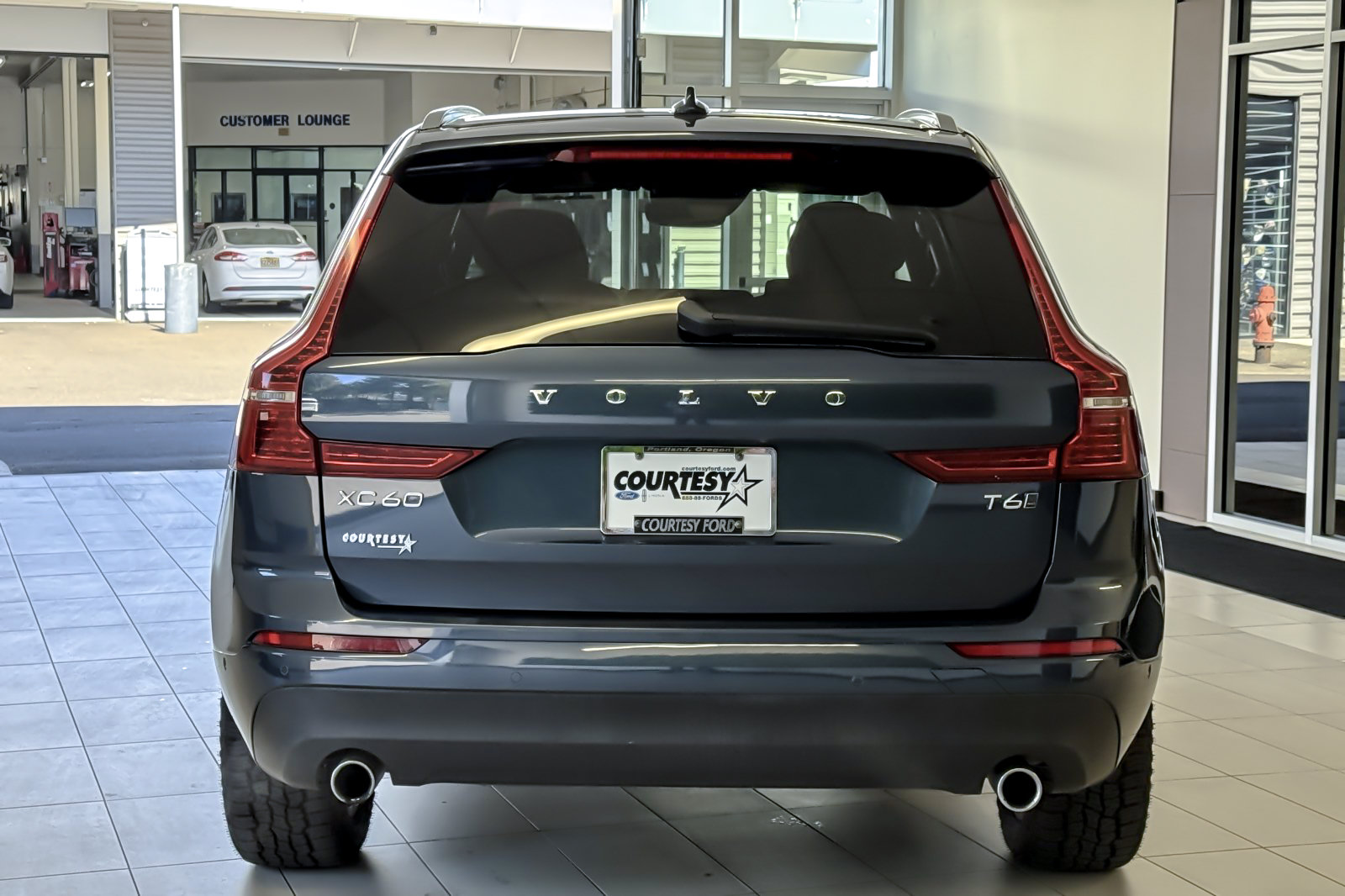 Used 2018 Volvo XC60 T6 Momentum w/ Vision Package AWD/4WD image 5