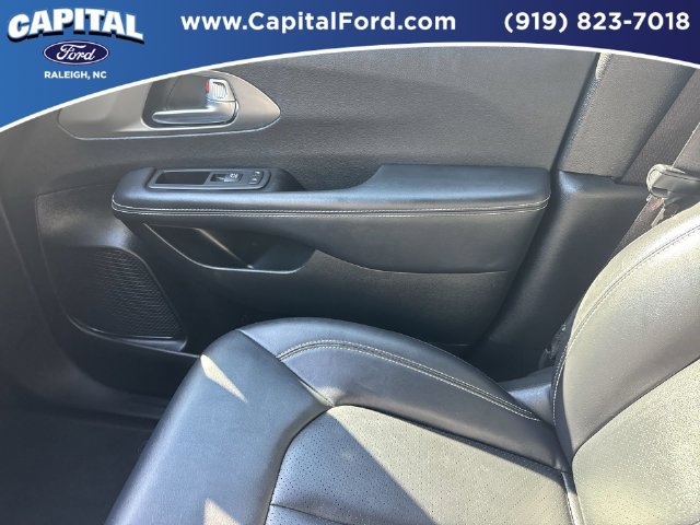 Used 2025 Chrysler Pacifica Select FWD image 28