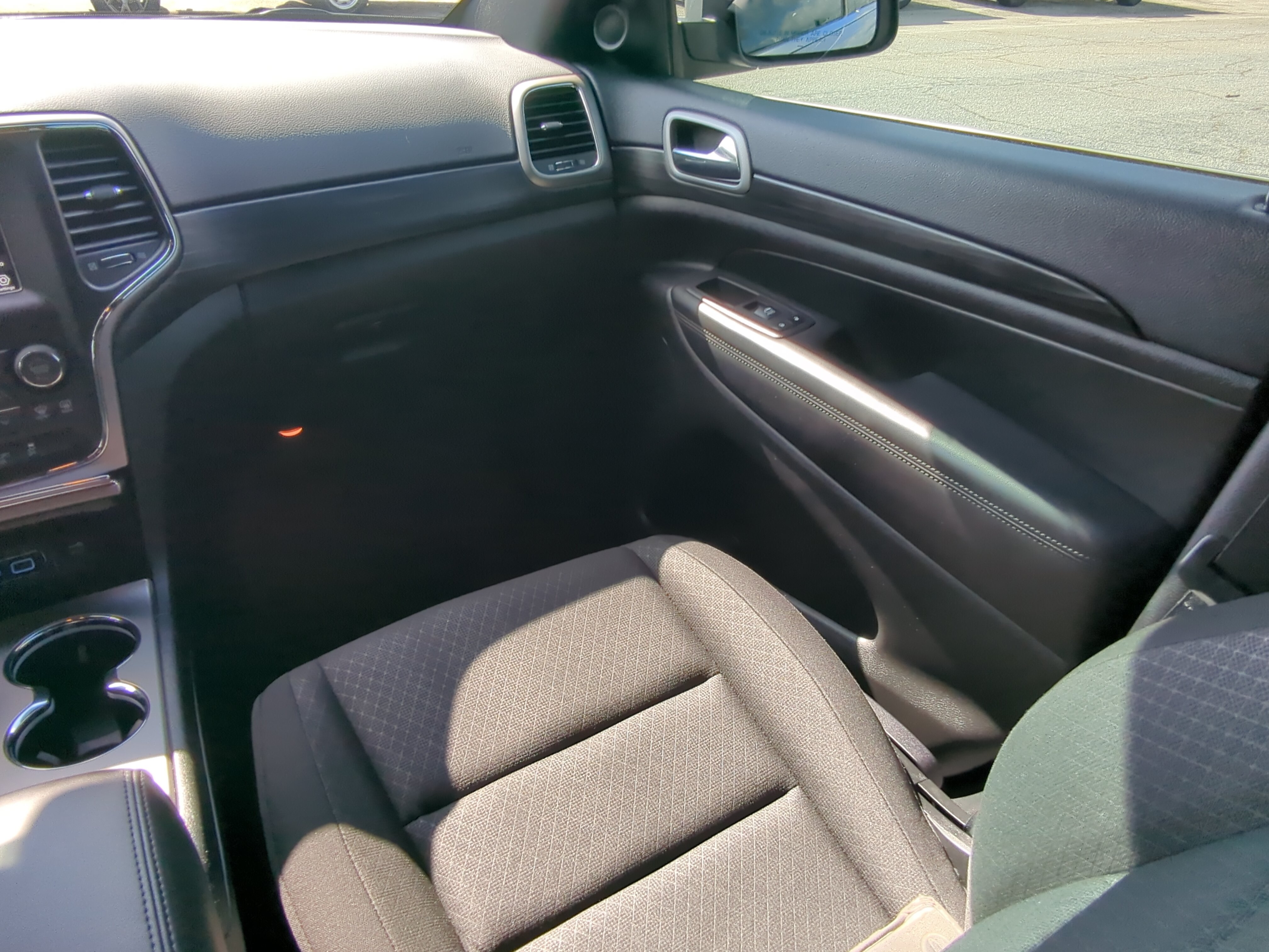 Used 2021 Jeep Grand Cherokee Laredo RWD image 15
