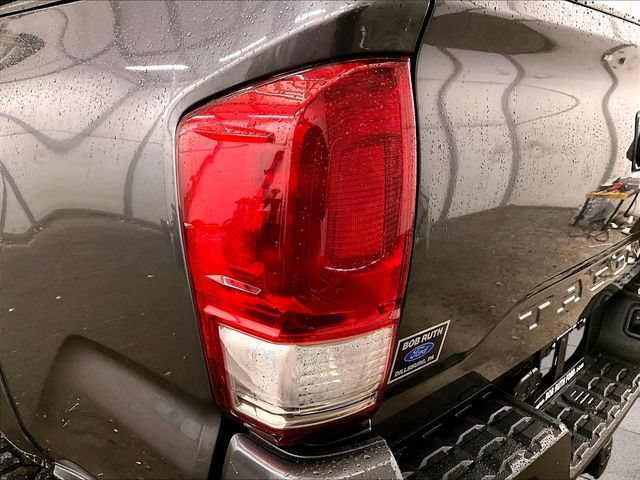 Used 2017 Toyota Tacoma TRD Sport AWD/4WD image 28