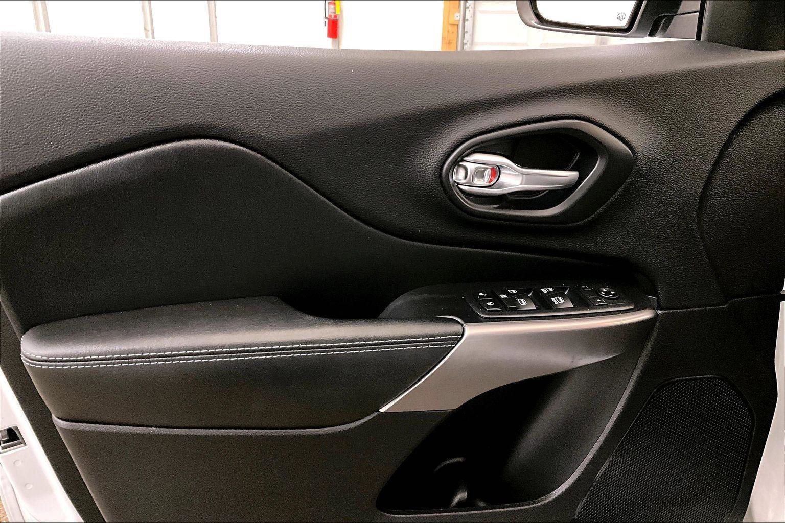 Used 2020 Jeep Cherokee Latitude Plus w/ Cold Weather Group image 22