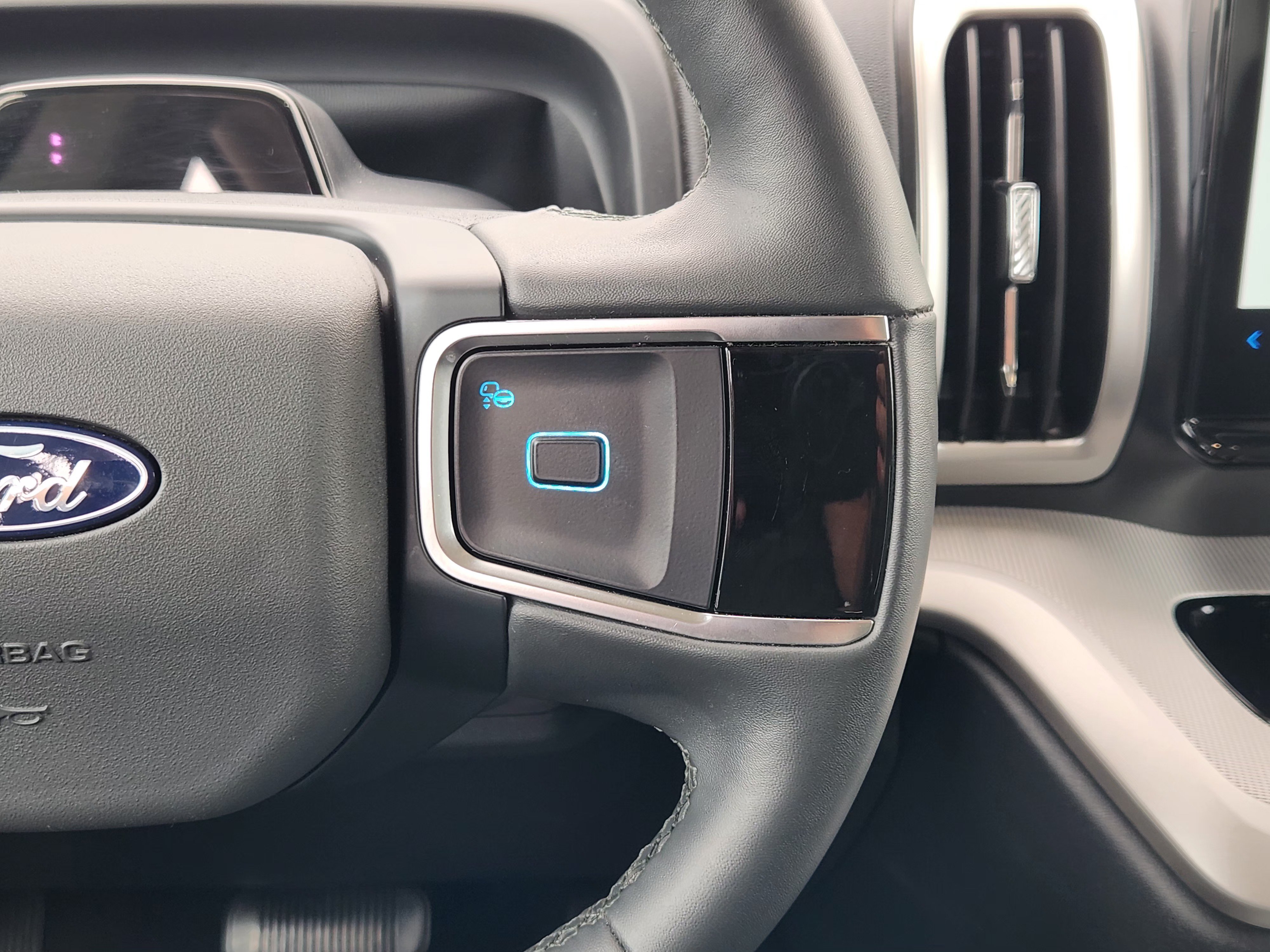 Certified 2025 Ford Expedition Active AWD/4WD image 30