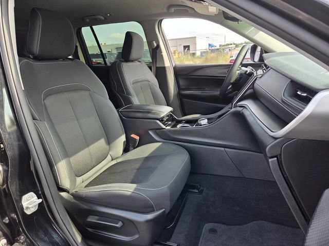 Used 2023 Jeep Grand Cherokee Laredo AWD/4WD image 15