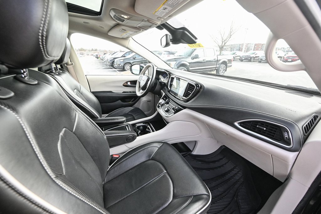 Used 2021 Chrysler Pacifica Limited w/ Uconnect Theater Family Group image 26
