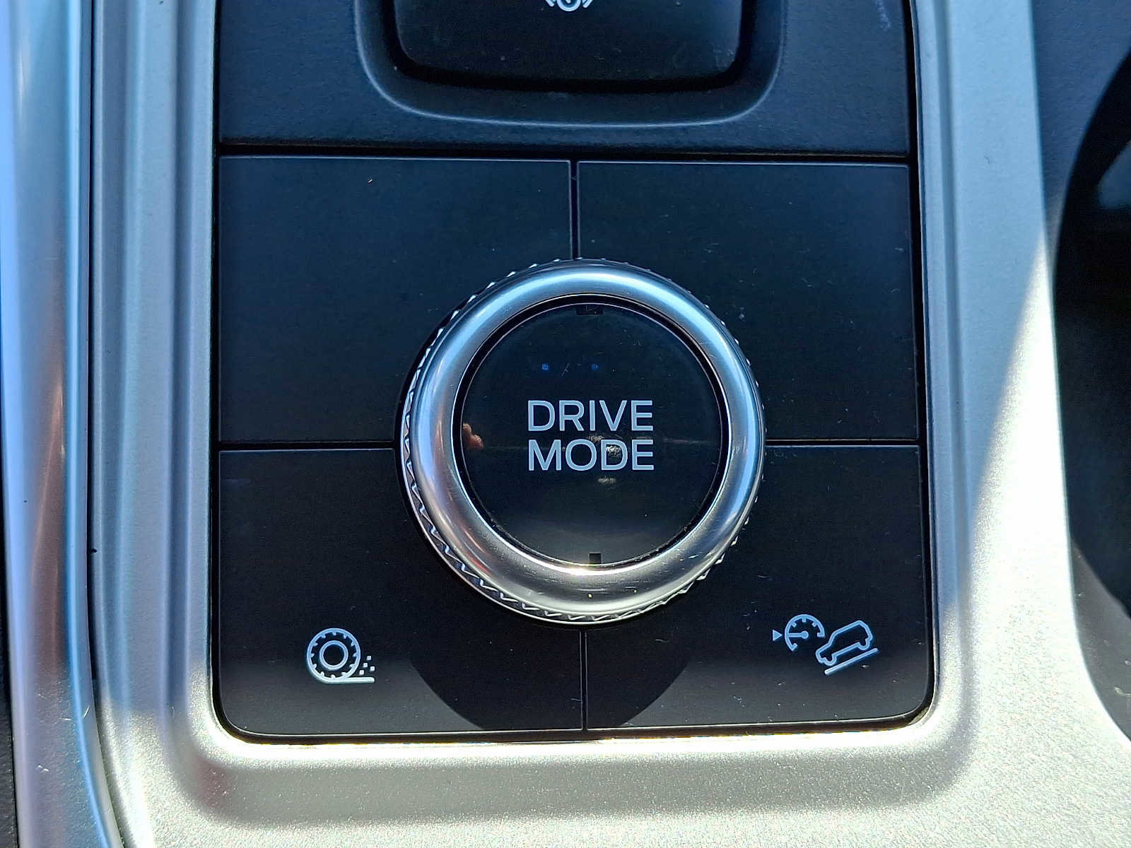 Certified 2022 Ford Explorer XLT w/ Equipment Group 202A image 27