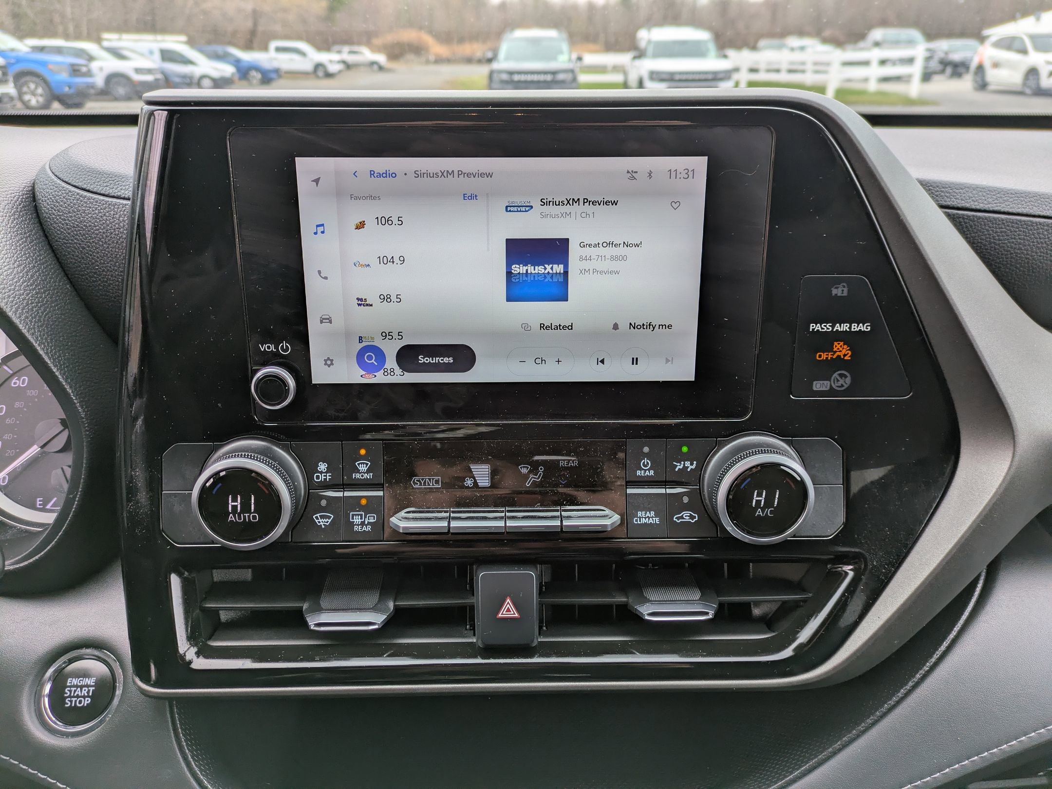 Used 2023 Toyota Highlander LE AWD/4WD image 11