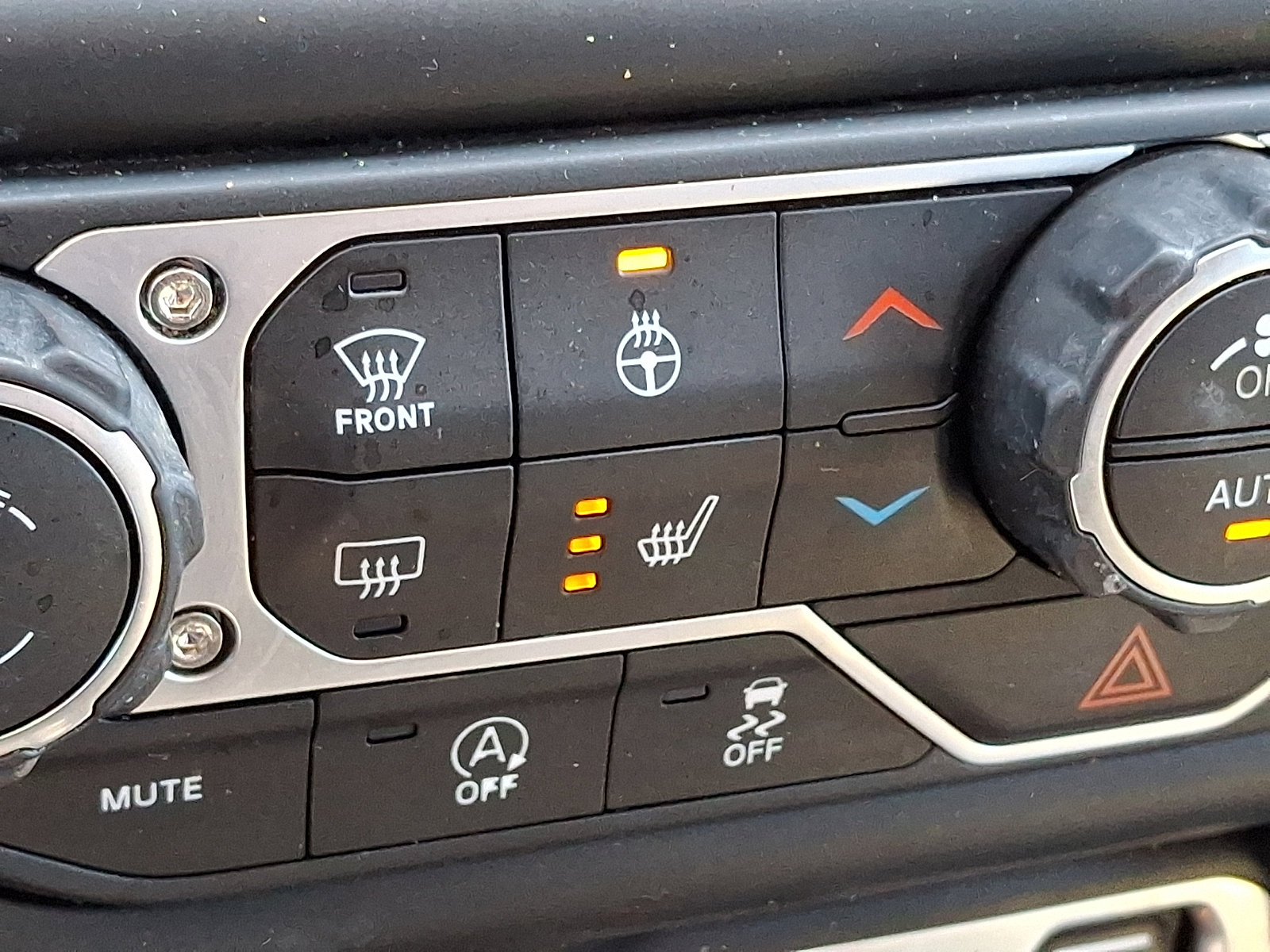 Used 2018 Jeep Wrangler Unlimited Sahara w/ Cold Weather Group image 28