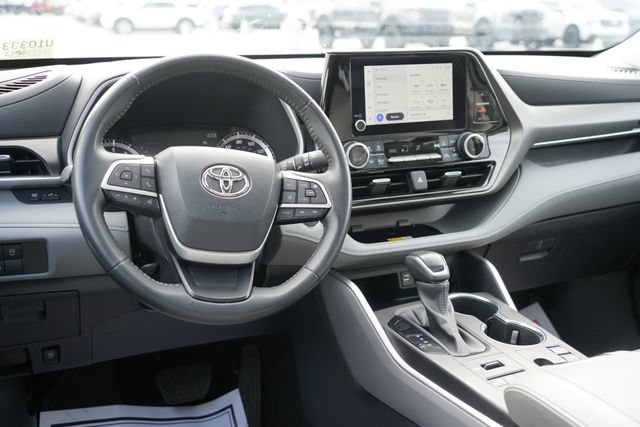 Used 2023 Toyota Highlander XLE AWD/4WD image 11