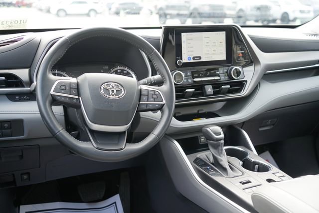 Used 2023 Toyota Highlander XLE AWD/4WD image 11