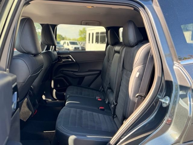 Used 2024 Mitsubishi Outlander AWD image 17