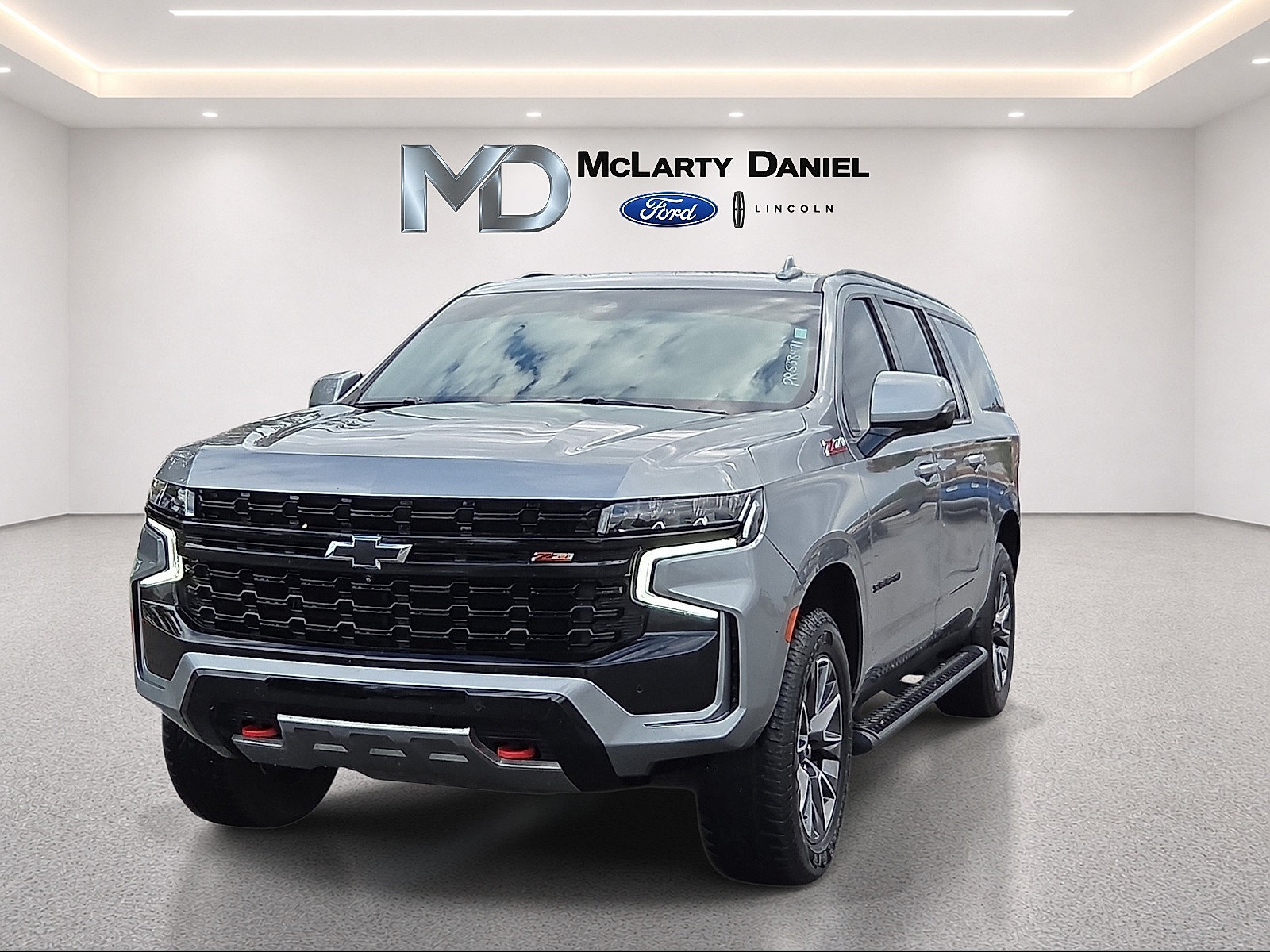Used 2023 Chevrolet Suburban Z71 w/ Luxury Package AWD/4WD image 2