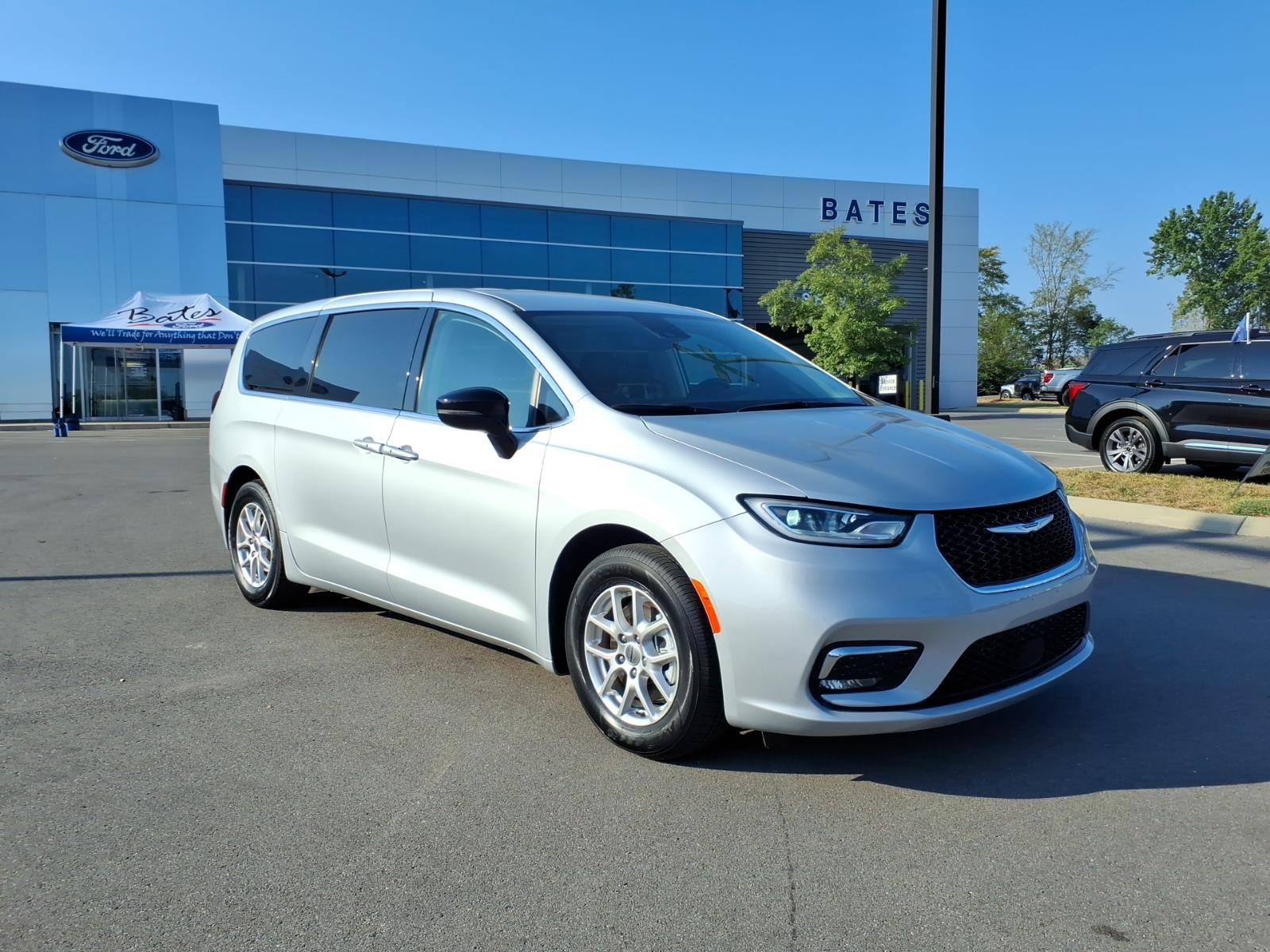 Used 2024 Chrysler Pacifica Touring-L
