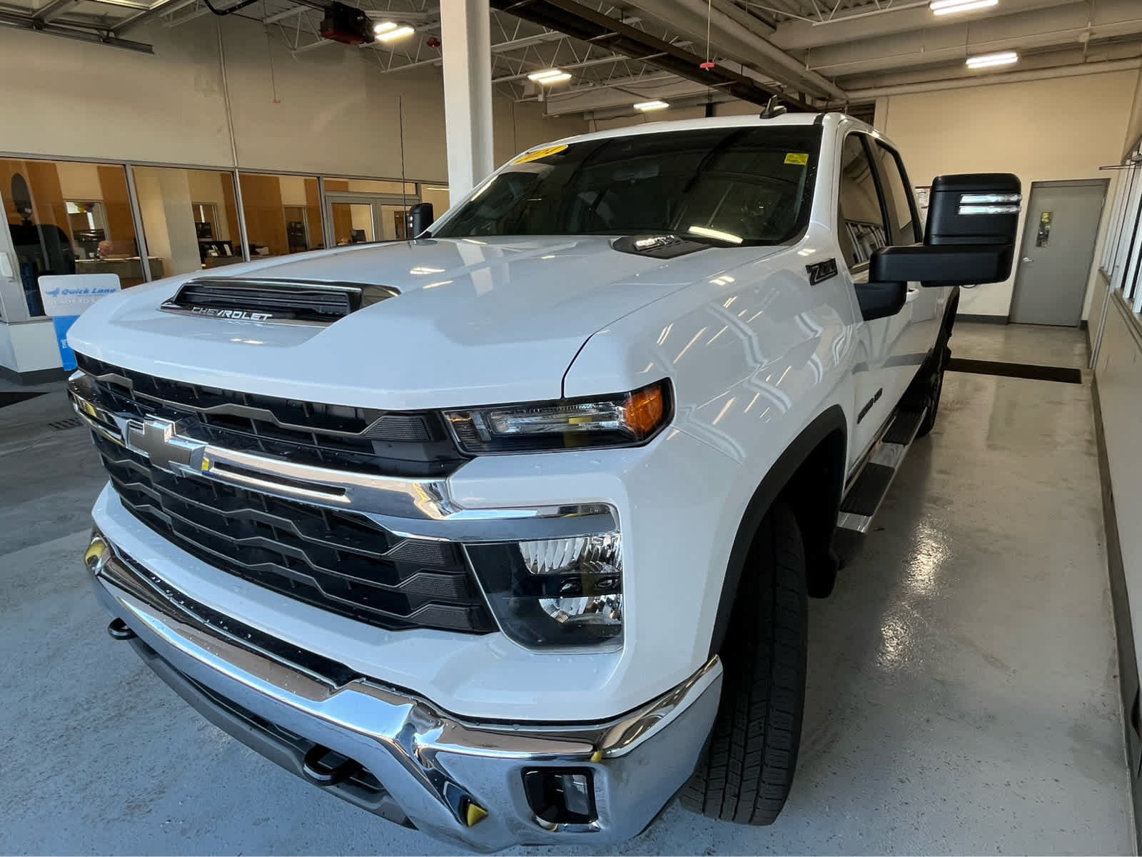 Used 2024 Chevrolet Silverado 2500 LT w/ Convenience Package AWD/4WD image 3