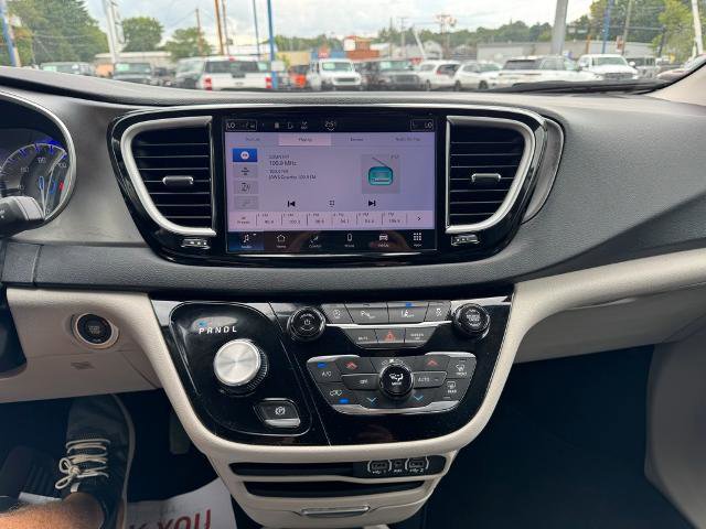 Used 2024 Chrysler Pacifica Touring-L image 15