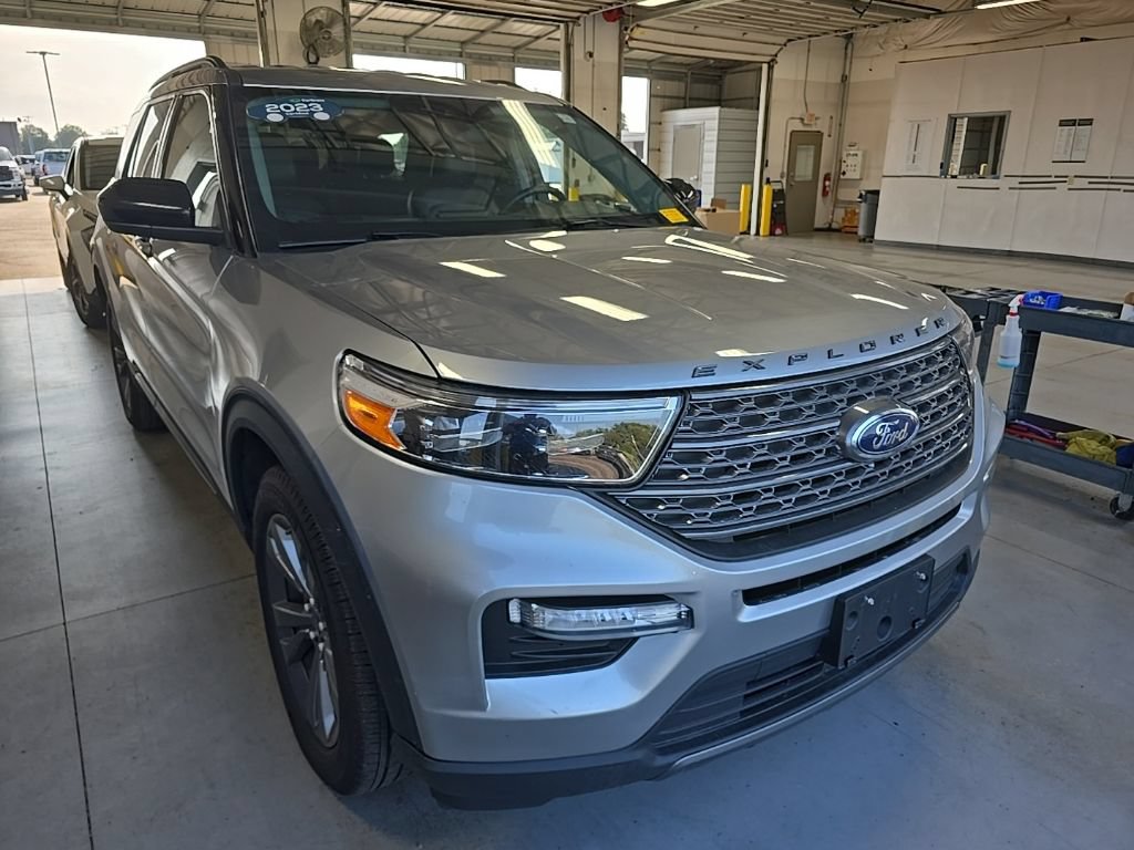 Certified 2023 Ford Explorer XLT w/ Equipment Group 202A AWD/4WD image 1