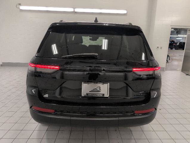 Used 2023 Jeep Grand Cherokee Limited w/ Black Appearance Package AWD/4WD image 25
