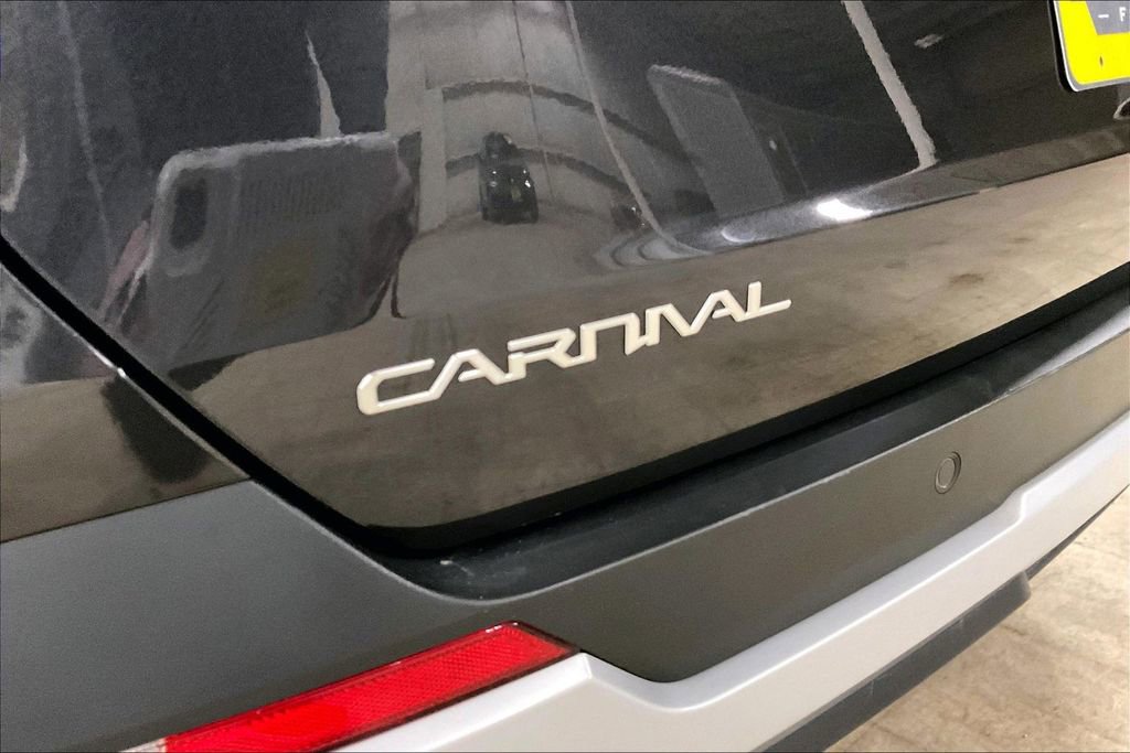 Used 2025 Kia Carnival FWD image 8