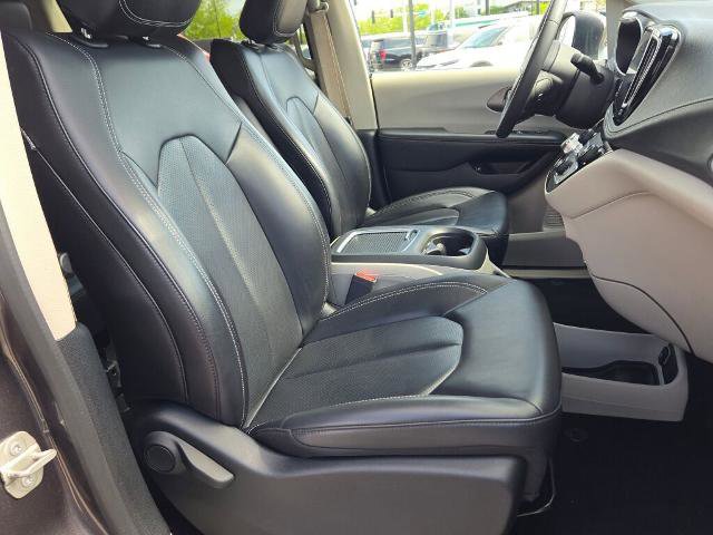 Used 2023 Chrysler Pacifica Touring-L FWD image 6