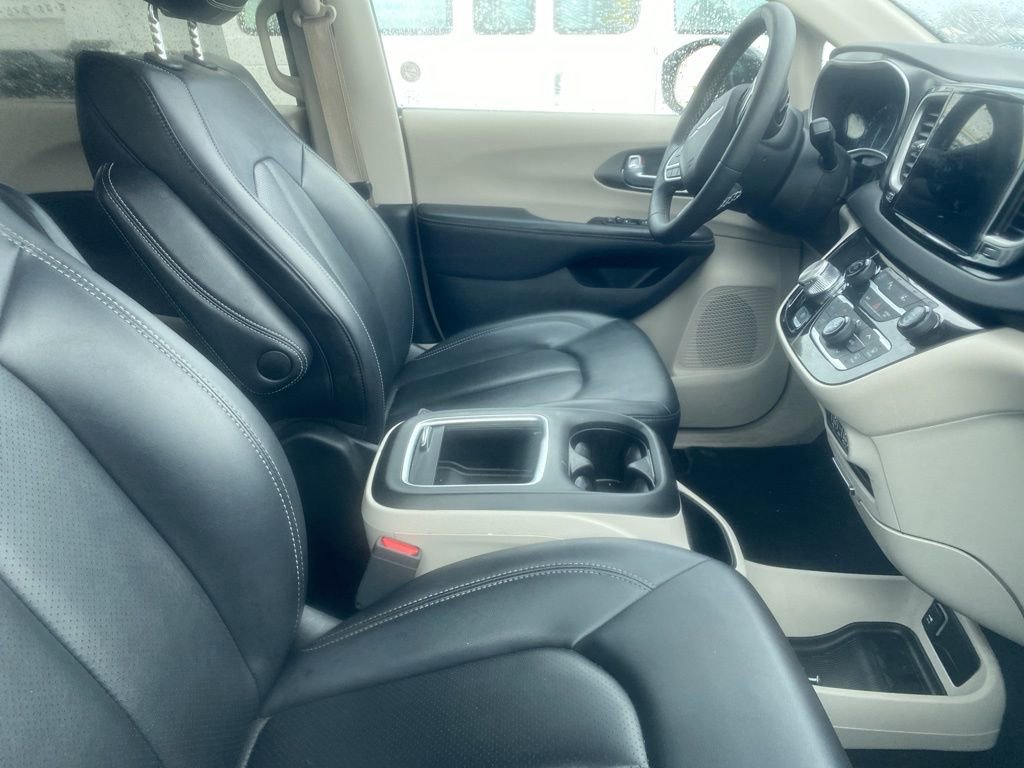 Used 2024 Chrysler Pacifica Touring-L image 8
