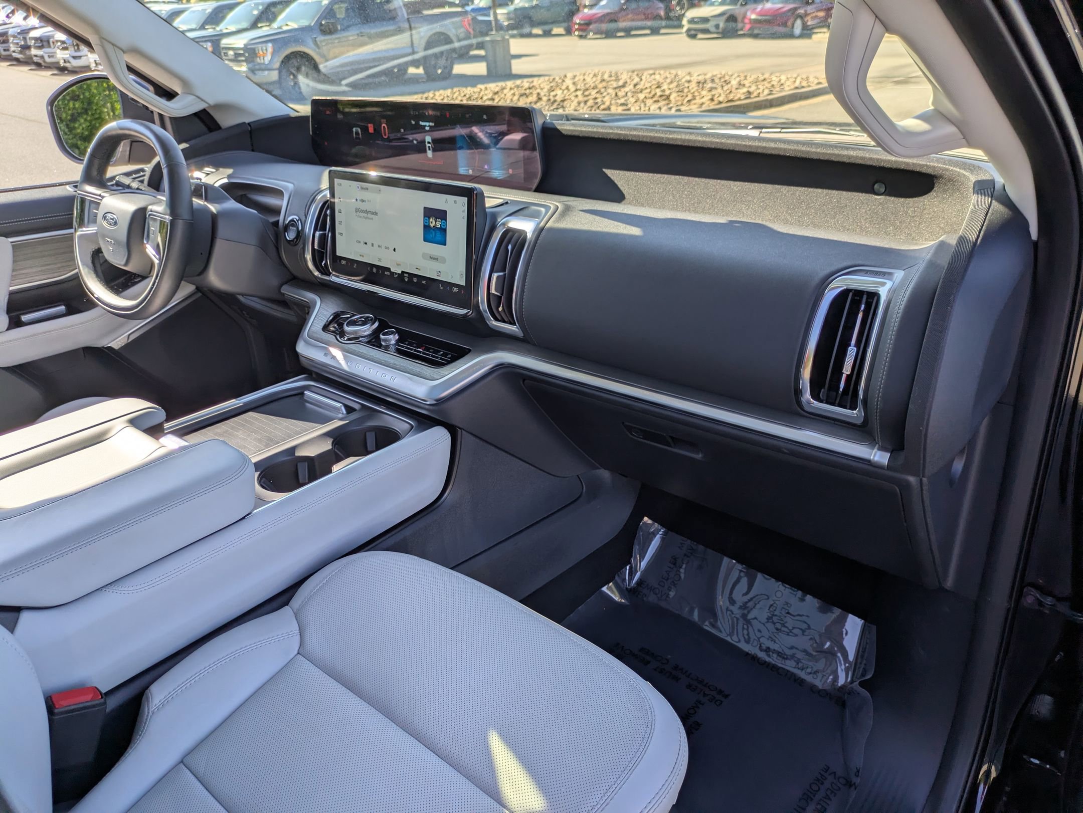 Certified 2025 Ford Expedition Platinum w/ Driver's Package AWD/4WD image 37