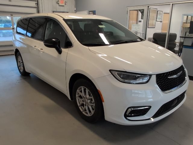 Used 2025 Chrysler Pacifica Select FWD image 7