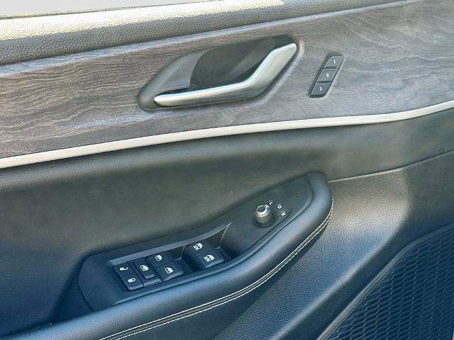 Used 2023 Jeep Grand Cherokee Limited AWD/4WD image 16