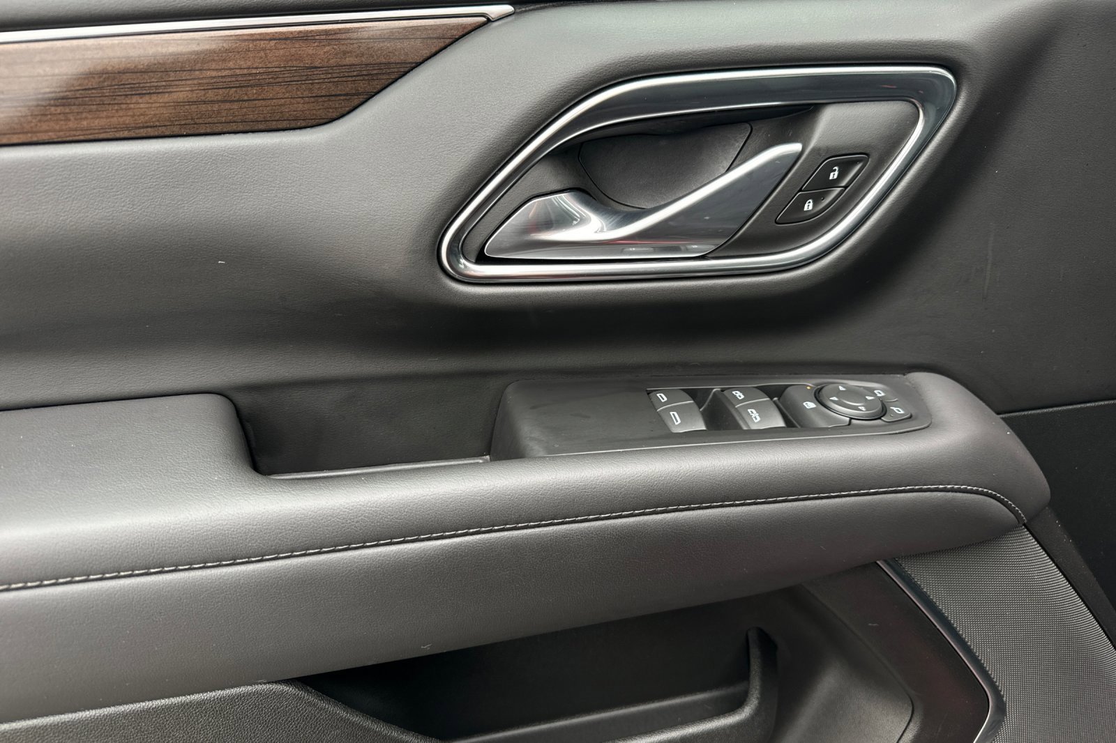 Used 2024 GMC Yukon XL SLE image 11