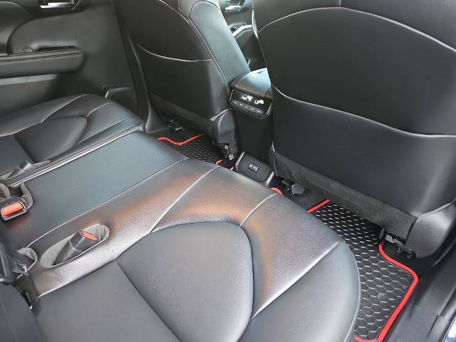Used 2022 Toyota Highlander XLE AWD/4WD image 11