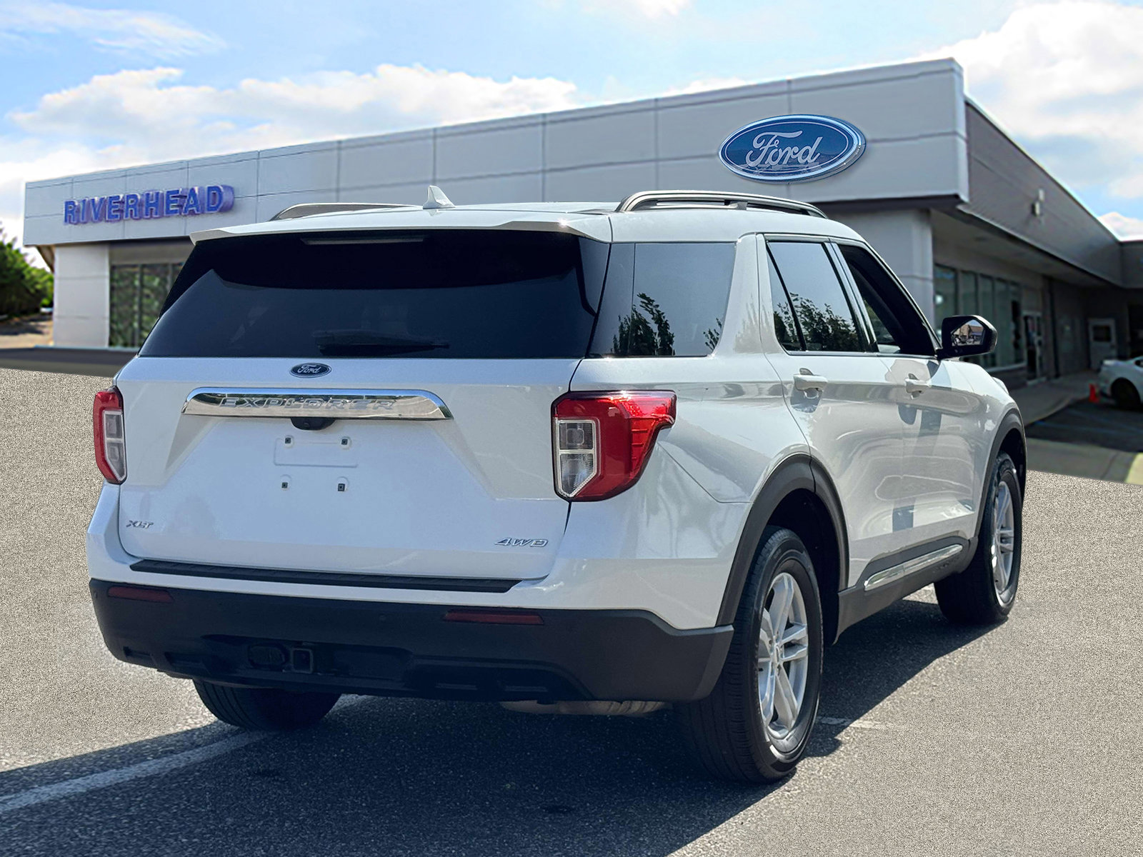 Certified 2022 Ford Explorer XLT w/ Class IV Trailer Tow Package image 3