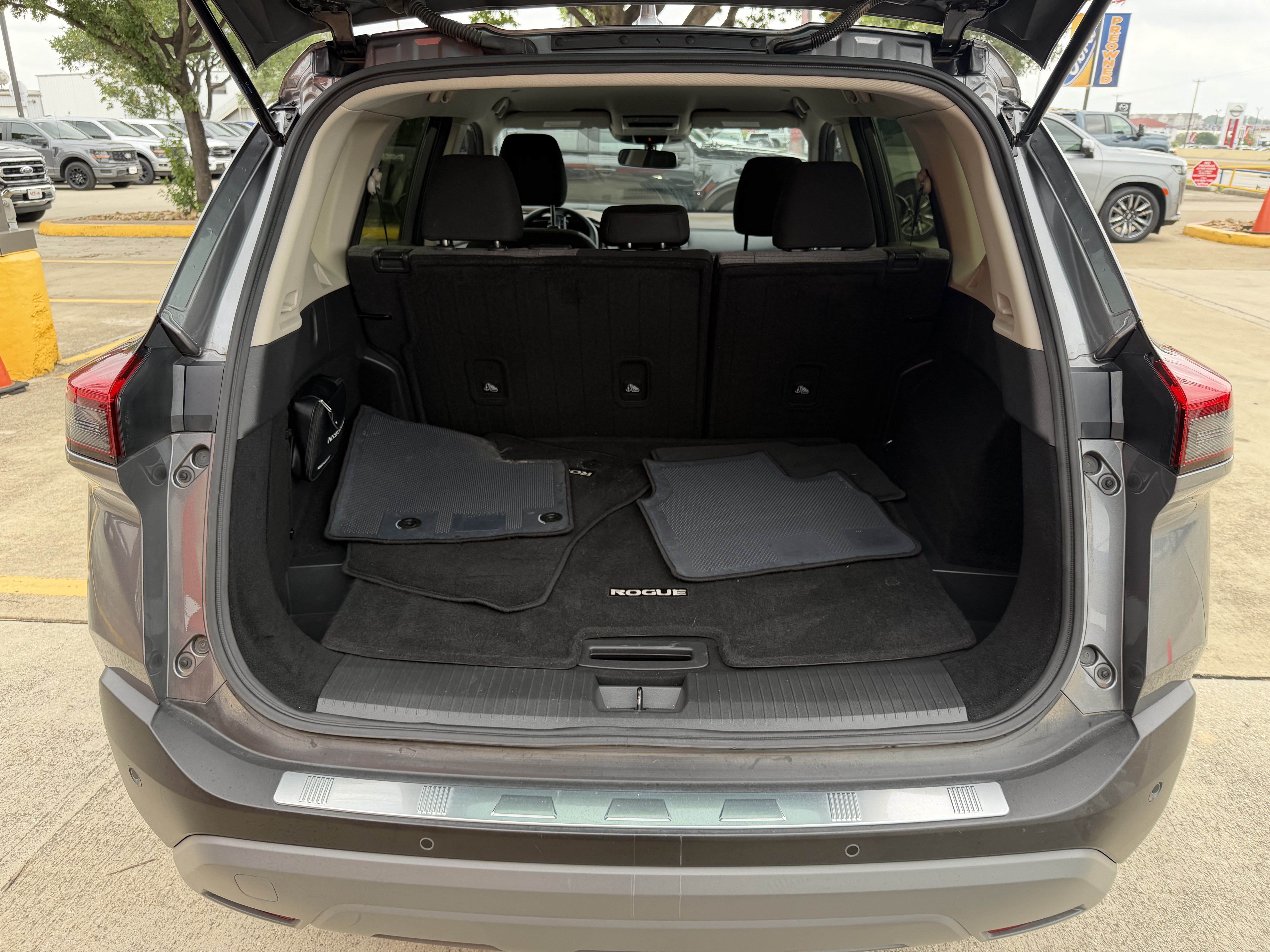 Used 2023 Nissan Rogue SV FWD image 8