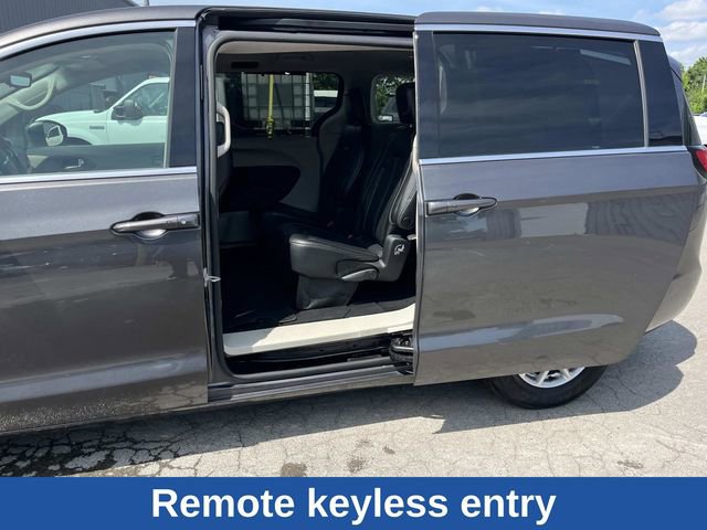 Used 2023 Chrysler Pacifica Touring-L FWD image 23