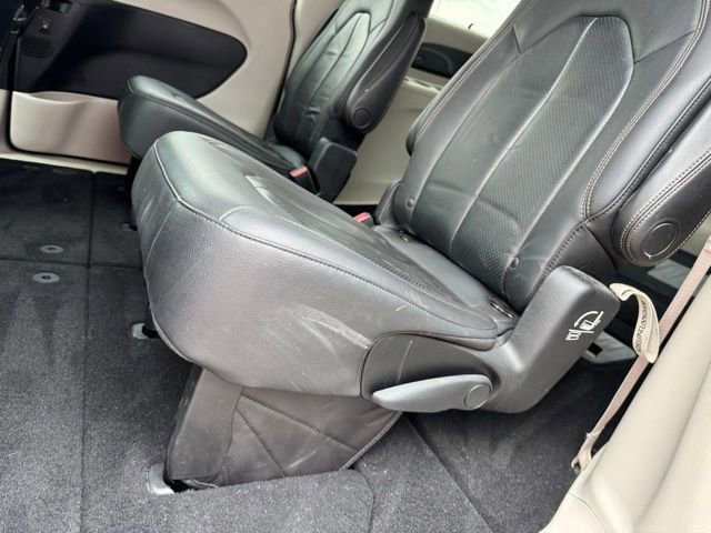 Used 2018 Chrysler Pacifica Touring-L Plus FWD image 15