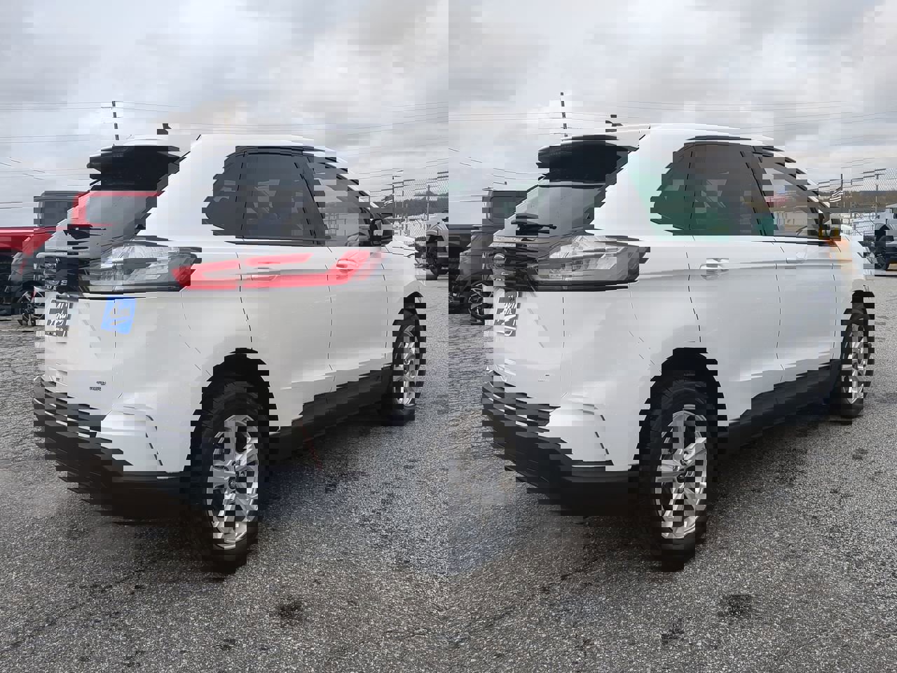 Certified 2024 Ford Edge SE image 3