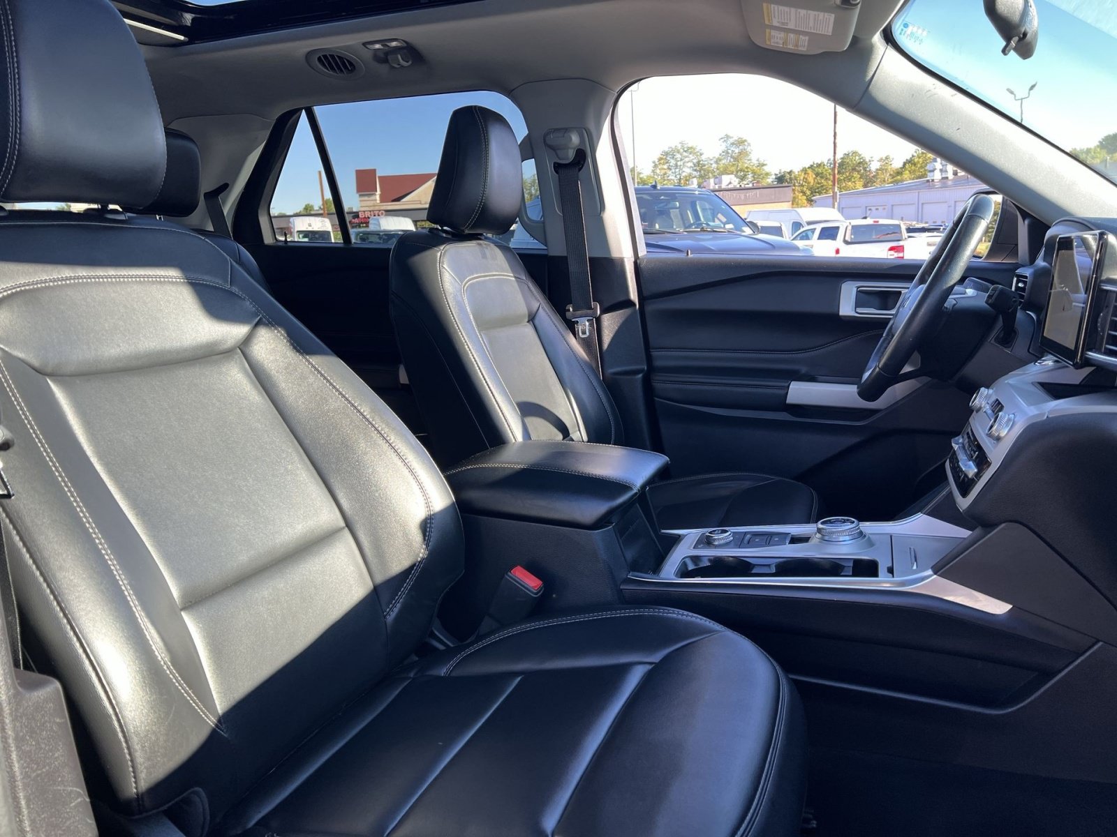 Certified 2022 Ford Explorer XLT w/ Equipment Group 202A AWD/4WD image 25