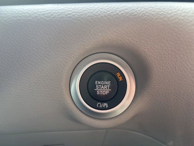 Used 2023 Chrysler Pacifica Touring-L FWD image 19