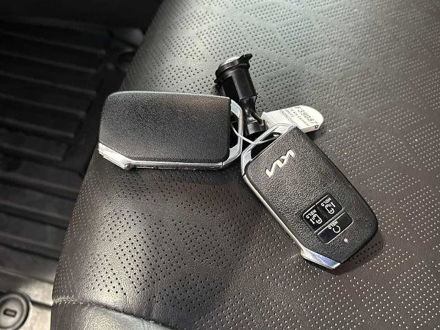 Used 2024 Kia Carnival EX image 32