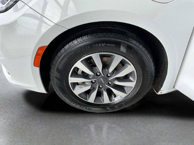 Used 2024 Chrysler Pacifica Limited FWD image 29
