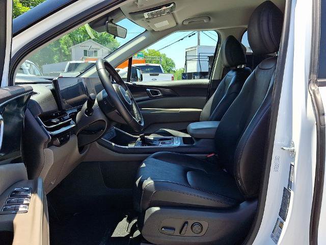 Used 2025 Kia Carnival FWD image 14