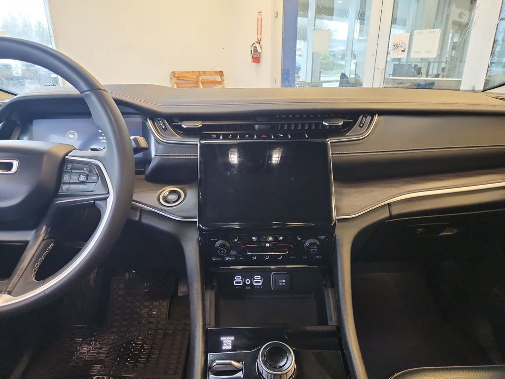 Used 2023 Jeep Grand Cherokee Limited w/ Luxury Tech Group II image 25