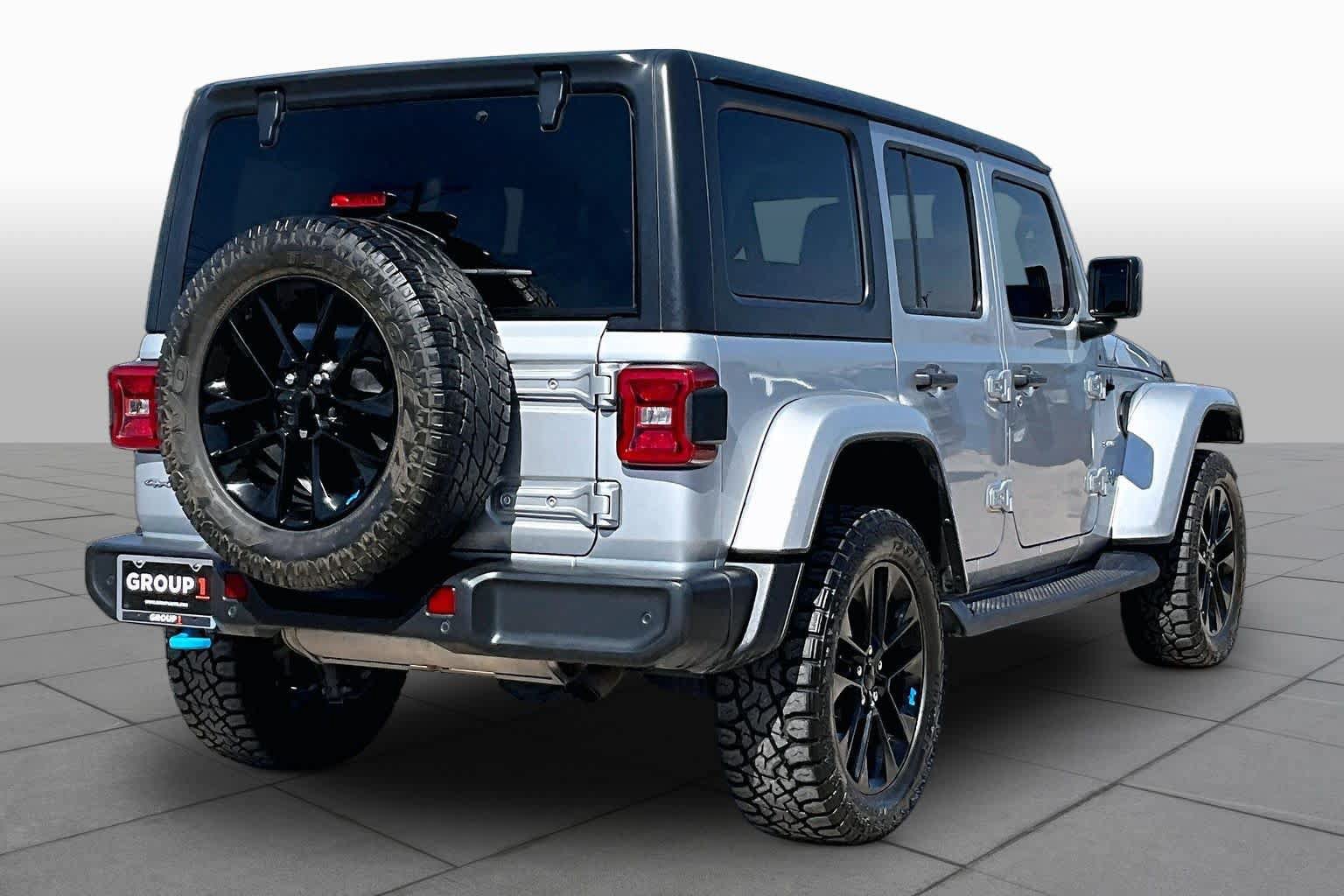 Used 2023 Jeep Wrangler Unlimited Sahara w/ Safety Group AWD/4WD image 12