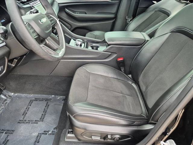 Used 2025 Jeep Grand Cherokee L Altitude AWD/4WD image 16