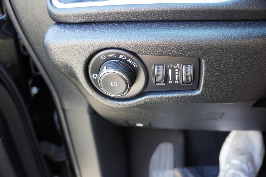 Used 2025 Chrysler Pacifica Limited FWD image 23