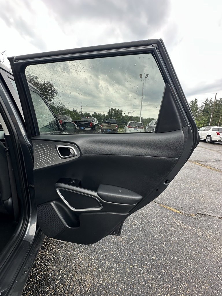 Used 2023 Kia Soul LX w/ LX Technology Package image 12