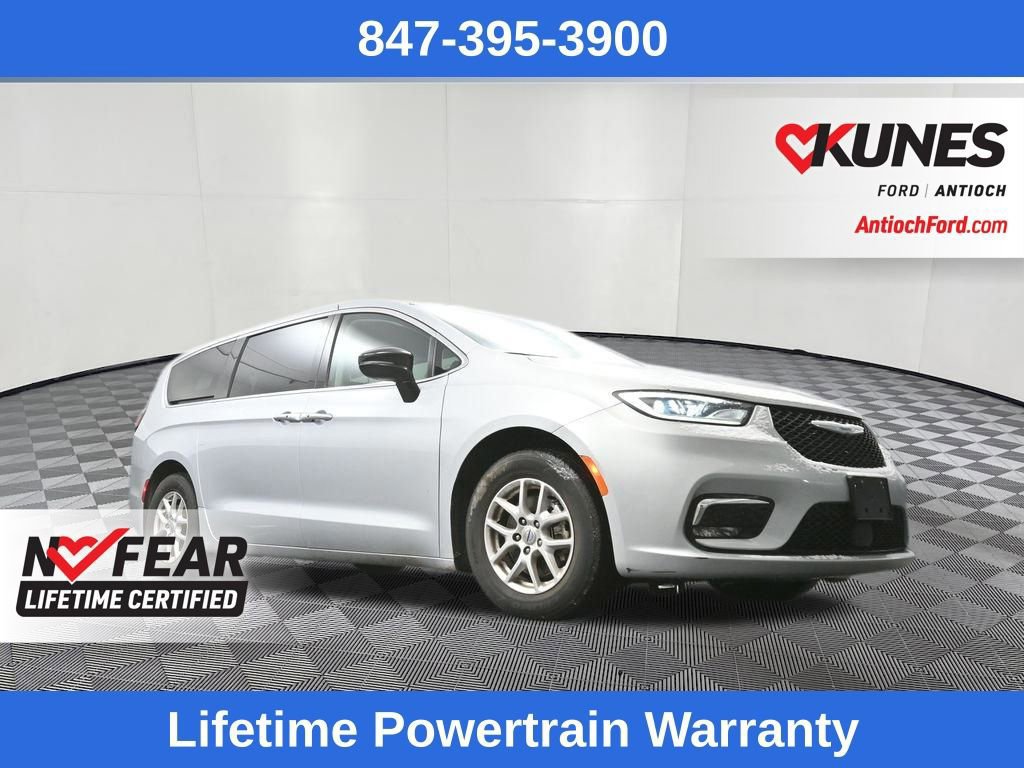 Used 2024 Chrysler Pacifica Touring-L image 25