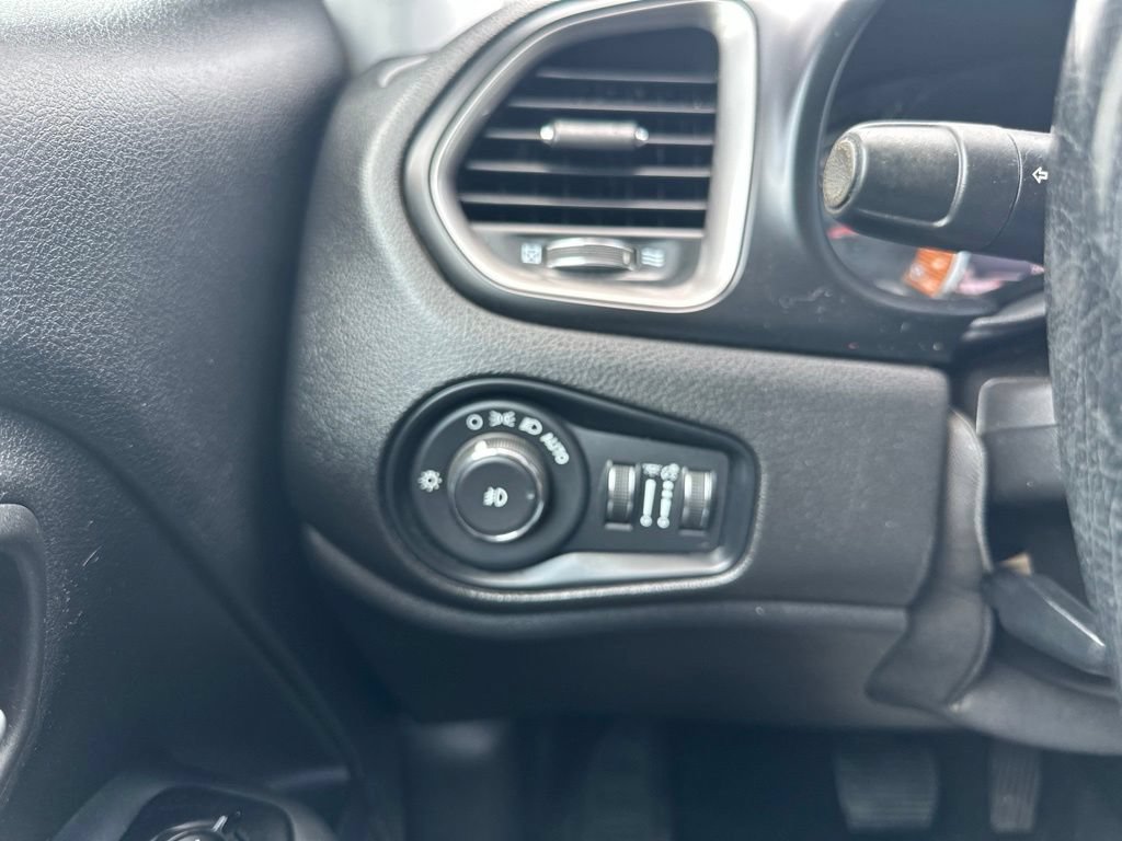 Used 2022 Jeep Renegade Latitude AWD/4WD image 33